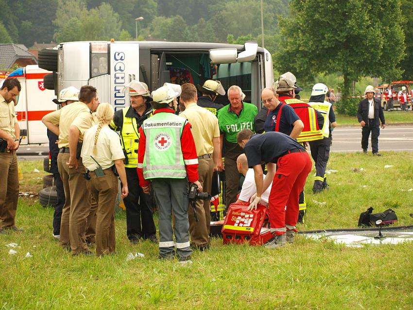 Schwerer Unfall mit Reisebus Lohmar Donrather Dreieck P201.JPG